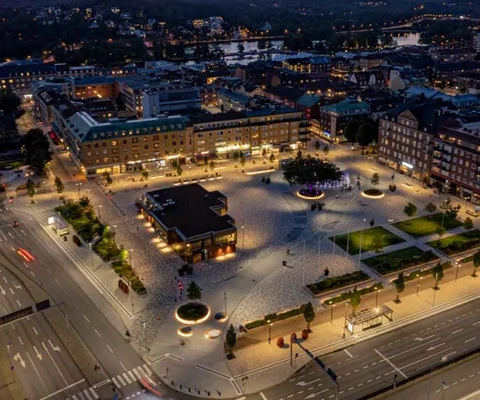 En flygbild av en stad på natten.