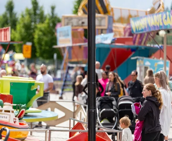 Tivoliattraktioner längs en gata