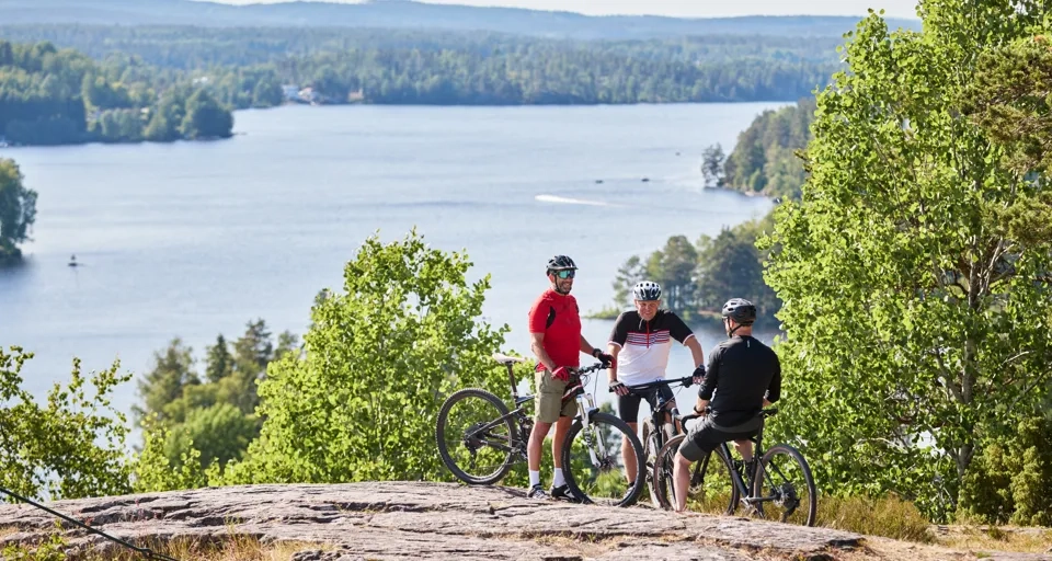 Grupp människor som cyklar.
