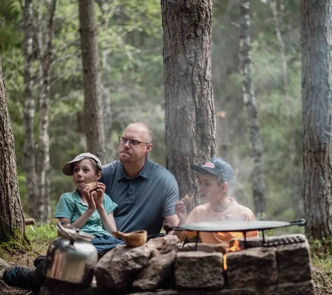 En grupp människor som sitter runt en eldstad.