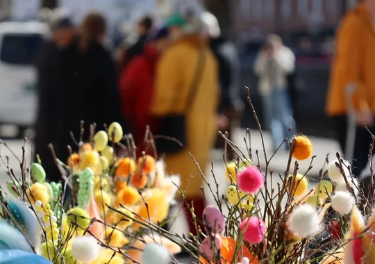 Buketter med påskris står i en låda.