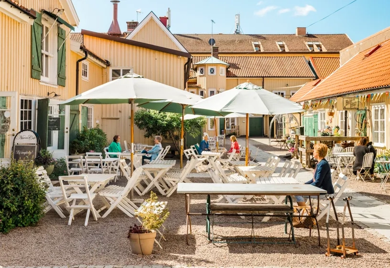 Grupp av människor som sitter på en uteservering.
