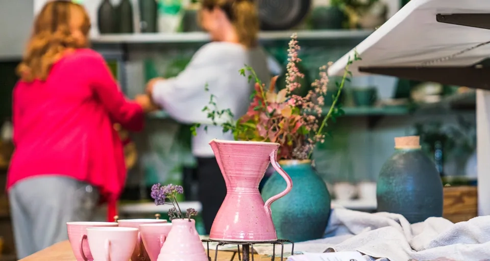 Två kvinnor shoppar