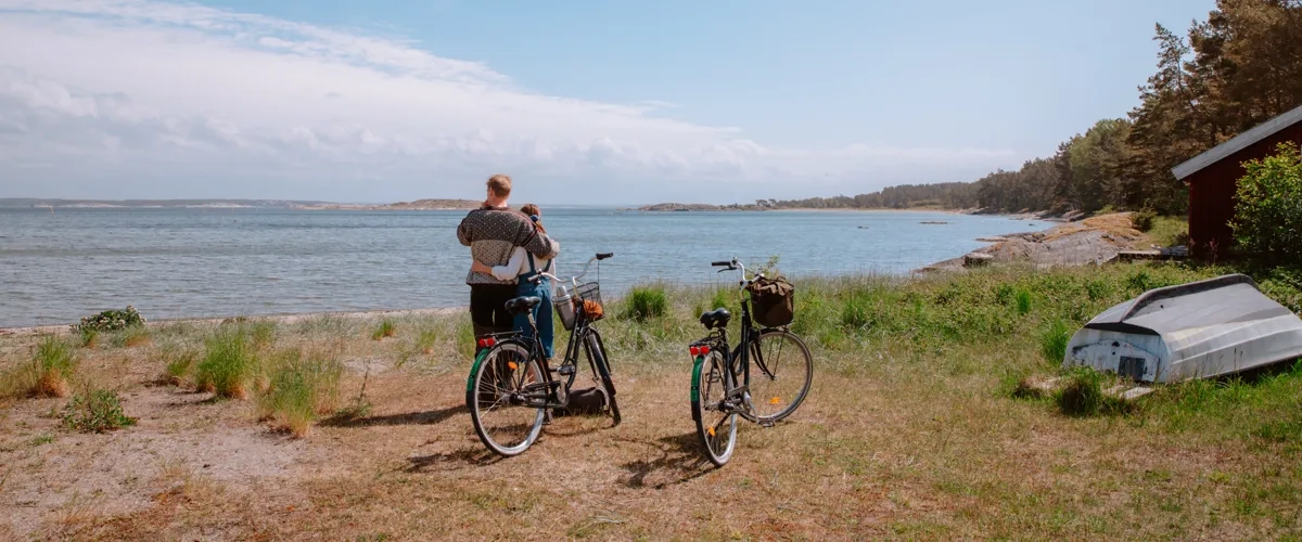 En man och en kvinna som står bredvid sina cyklar.