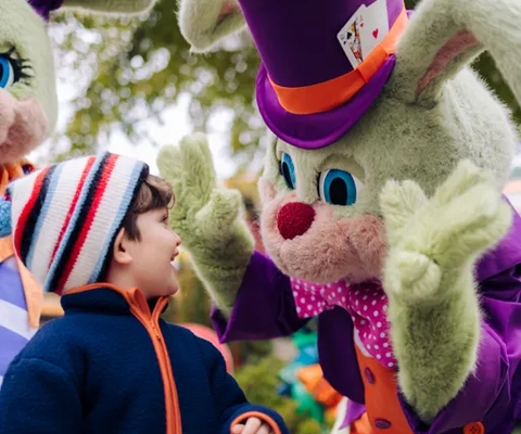 Barn tillsammans med Lisebergskaniner