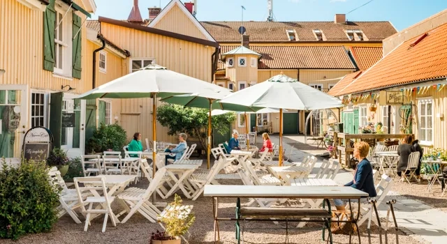 Grupp av människor som sitter på en uteservering.