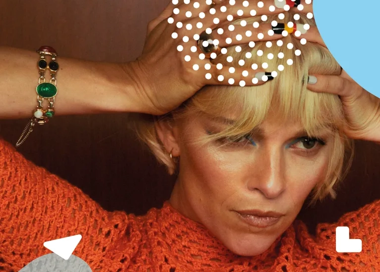 En kvinna håller sitt hår framför huvudet.