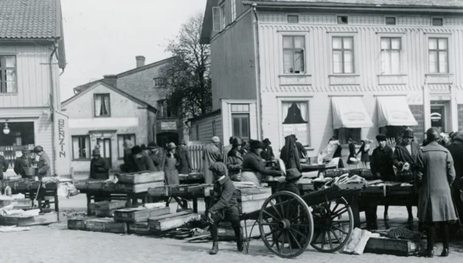 Gammalt foto från slutet på 1800-talet på Hötorget i Skara, människor med vagnar och marknadsstånd