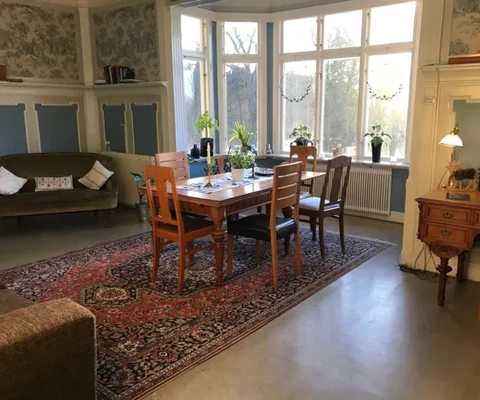 allrum med bord, stolar, soffa och dekorationer