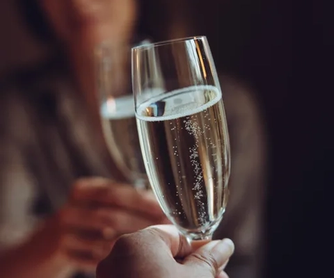 Händer som håller i glas och skålar.