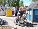 barn leker i miniatyrstad