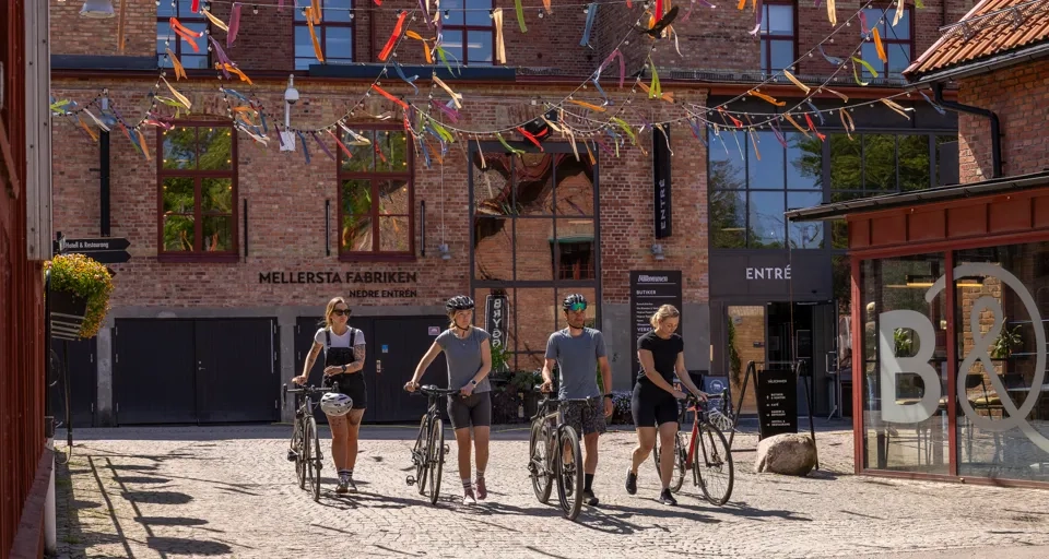 Vänner som umgås i bruksmiljö.