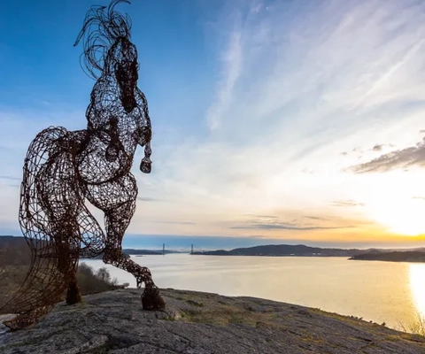 Häst på ett berg med utsikt mot Uddevalla bron
