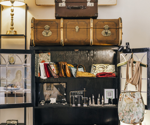 Besökare i en second hand butik.