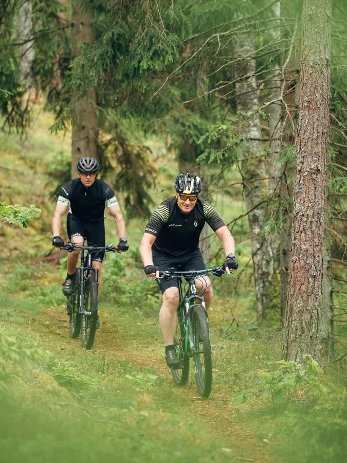 Människor som cyklar i ett naturområde.