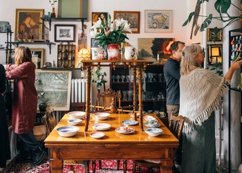 Besökare i en second hand butik.