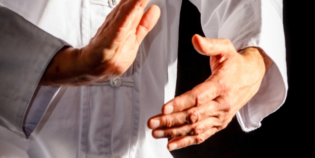 Händer som utför en Tai Chi rörelse