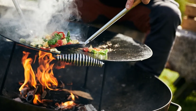 En person lagar mat på en grill.