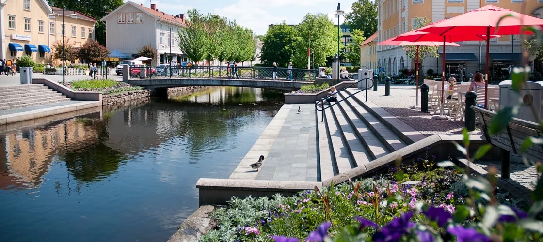 En flod som rinner genom en stad bredvid en bro.