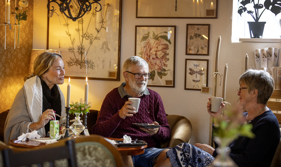 En grupp människor som sitter och fikar.