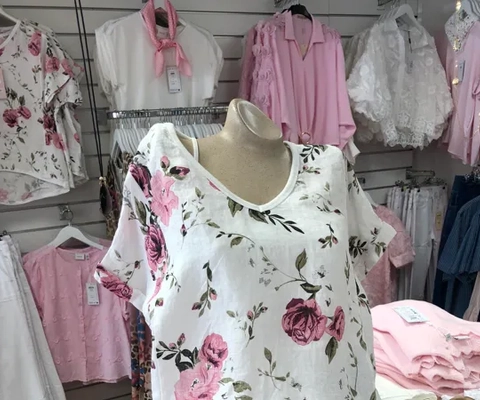 Kläder och skor i en butik.