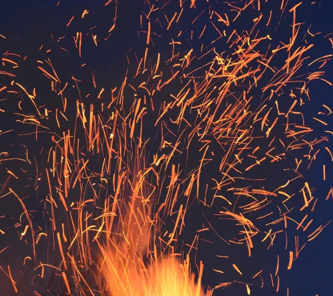 En eld med natthimlen som bakgrund.