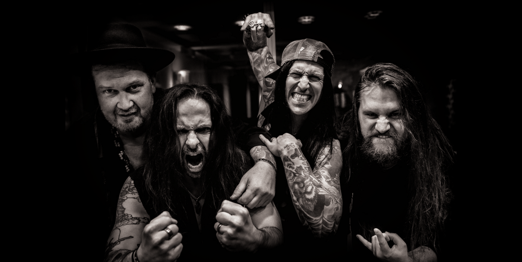 svart bakgrund med foto på bandet
