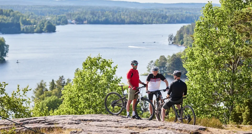 Grupp människor som cyklar.
