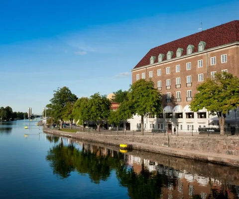 En stor byggnad som ligger vid sidan av en flod.