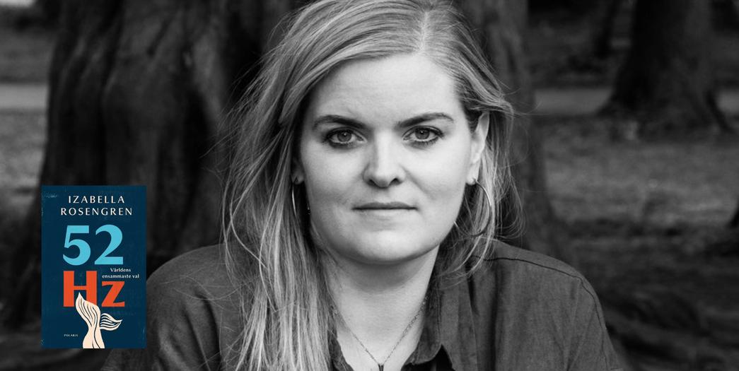 Porträtt av Izabella i svartvitt med boken 52 Hz