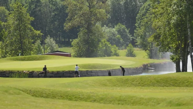 En grupp människor på en golfbana.