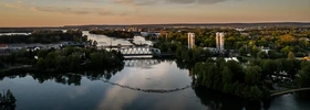 Vy över Trollhätte kanal i skymning