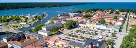 En flygbild av en stad intill ett vattendrag.