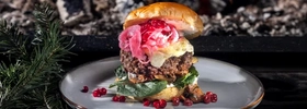 Viltburgare på tallrik framför öppen eld