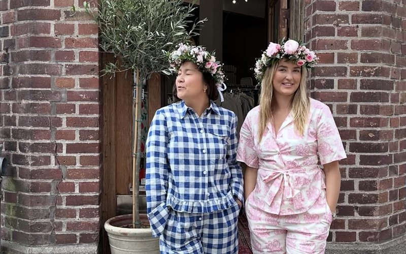 Två kvinnor står bredvid varandra i pyjamas.