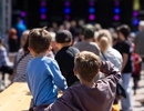 Barn som sitter och kikar på en konsert