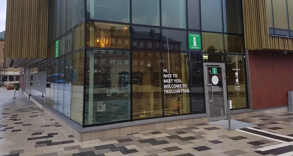 En byggnad som har många fönster på sig.