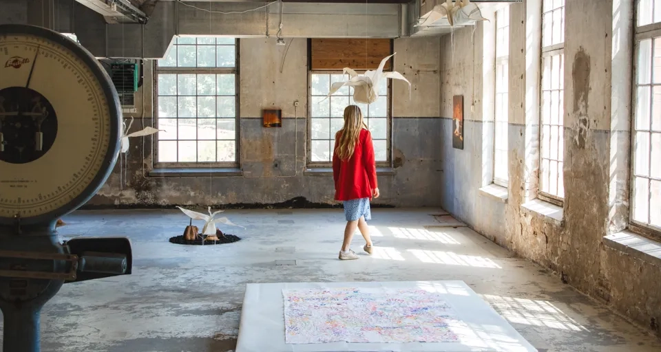 Kvinna i en konsthall.