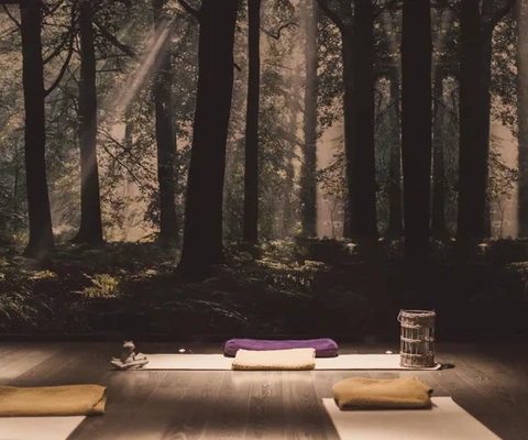 Et rom med en yogamatte på gulvet.