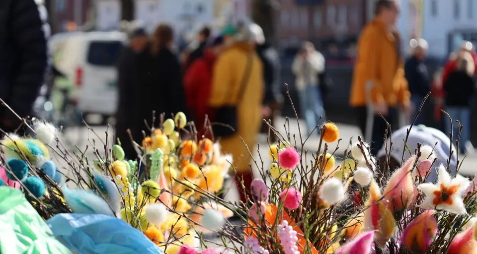Buketter med påskris står i en låda.