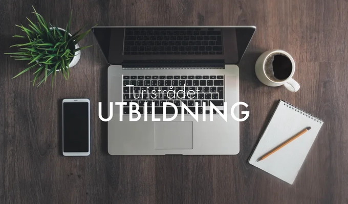 En bärbar dator som sitter på ett träbord.