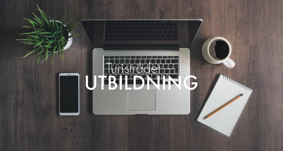 En bärbar dator som sitter på ett träbord.