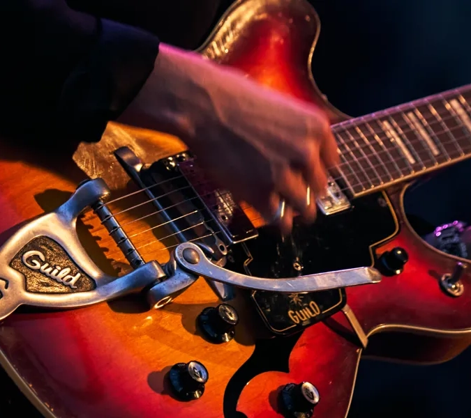 Musikant spelar instrument.