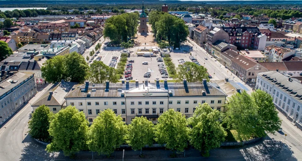 En flygbild av en stor byggnad med träd framför sig.