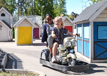 barn leker i miniatyrstad