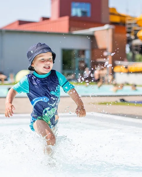 Barn som badar i pool