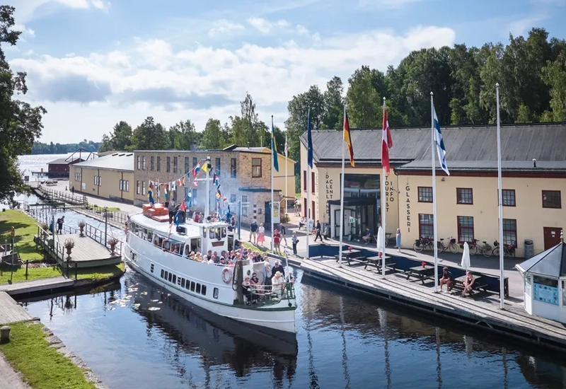 Turbåt i Håveruds sluss utanför Visit Dalsland Center.