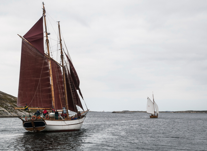 Mathilda för segel genom Mollösund