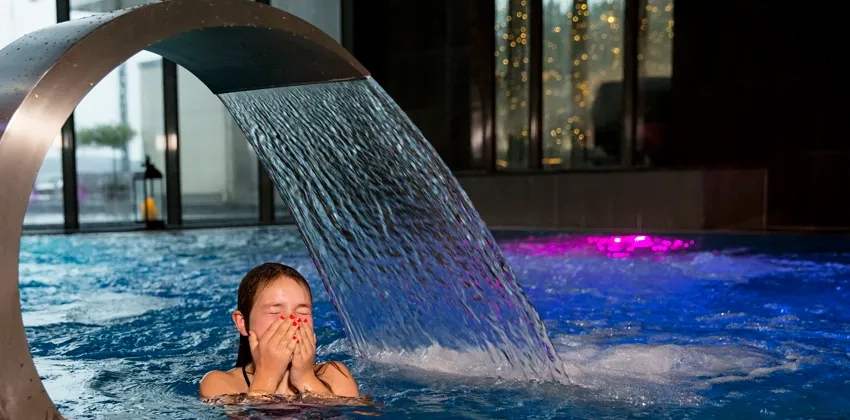 En flicka badar i polen på Strömstad Spa & resort