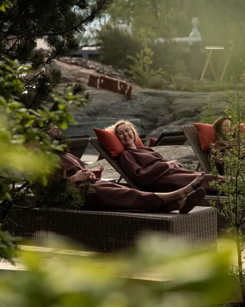 Spagäster i vilstolar utomhus på Arken Hotel & Art Garden Spa